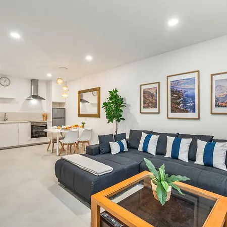 Апартаменты Charming In Comfort And Convenience Await