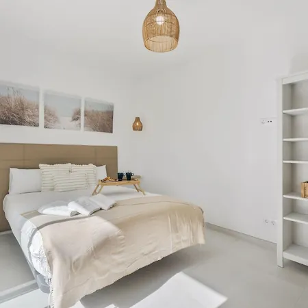 Апартаменты Charming In Comfort And Convenience Await