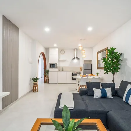 Апартаменты Charming In Comfort And Convenience Await
