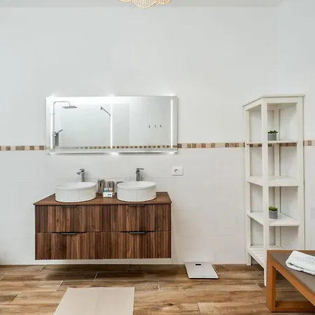 Charming In Comfort And Convenience Await * Арона