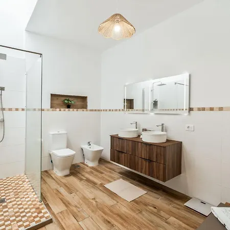 Charming In Comfort And Convenience Await * Арона