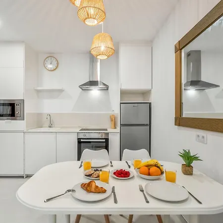 Апартаменты Charming In Comfort And Convenience Await Арона