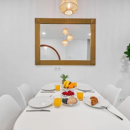 Charming In Comfort And Convenience Await *